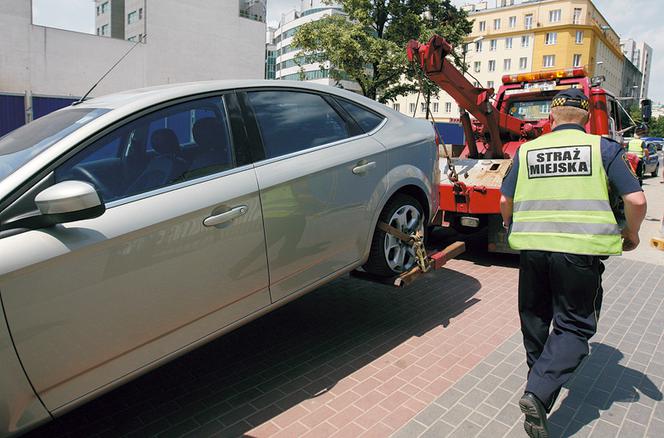 AFERA W STRAŻY MIEJSKIEJ - WIDEO. Rozkaz komendanta: WLEPIAĆ MANDATY albo nici z premii!