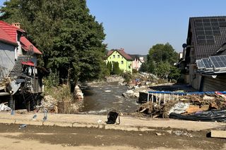 Tu był komisariat policji - mówią mieszkańcy i pokazują wielką dziurę w ziemi