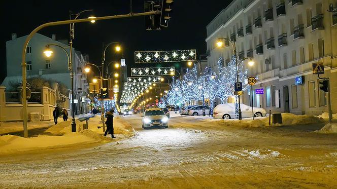 Zeszłoroczna zima w Białymstoku. Dekoracje świąteczne na ulicy Lipowej