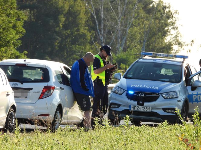 Chciał wjechać pod prąd na S8 pod Warszawą. Wyszedł z auta i prawie zasnął na drodze