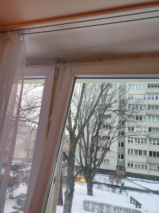 Strażacy włamali się mu do mieszkania. "Zastałem ziąb i wyłamane okno"