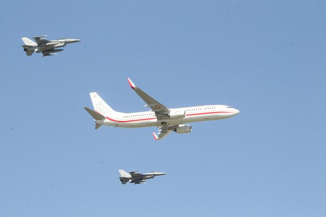 Boeing 737 i dwa F-16