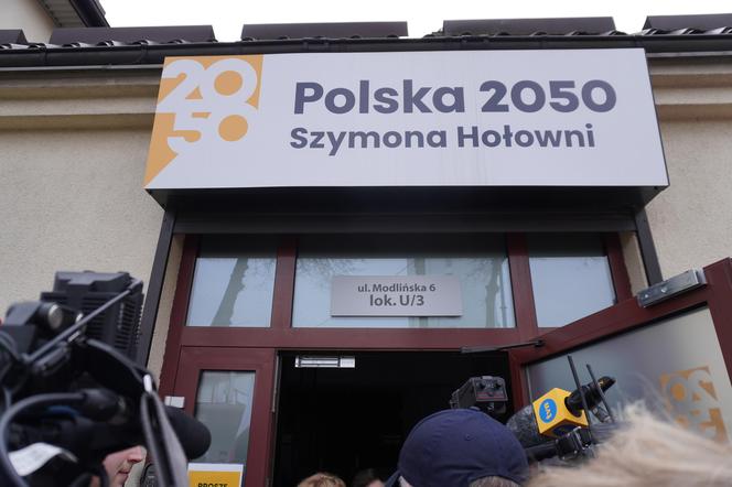 Protest rolników w Białymstoku. Siano i obornik przed biurem marszałka Hołowni