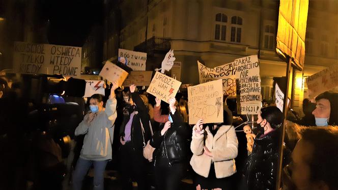 Strajk kobiet w Tarnowie: Nie jesteśmy bandą chuliganów [WIDEO]