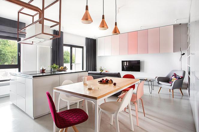 Minimalistyczne mieszkanie w bloku z różowymi akcentami. 93 m2 ze świetnym układem