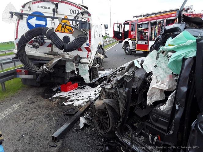 Łódź. Śmiertelny wypadek na drodze krajowej nr 35. Kierowca mercedesa uderzył w tył tira [ZDJĘCIA].