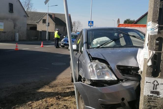 Sączkowo: Zjechał na lewy pas i UDERZYŁ w słup! Nie żyje 61-latek!