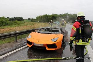 Lamborghini Aventador jak Wojewódzkiego, spłonęło na autostradzie – ZDJĘCIA
