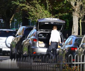 K. Tusk z mężem przenoszą rzeczy z lexusa do innego auta: Córka oddała ojcu samochód