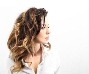 Włosy ombre krok po kroku. Rozjaśnianie włosów w stylu ombre hair [wideo]