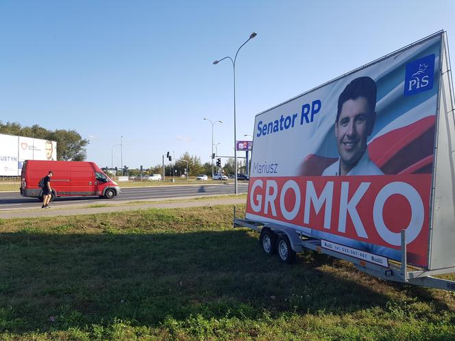 Plakaty wyborcze zalały cały Białystok. Wiszą już na każdym słupie. Sprawdźcie te najciekawsze [ZDJĘCIA]