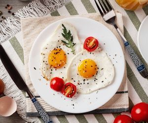 Perfekcyjne jajka sadzone. Wykorzystaj sprawdzony trik z wykałaczką