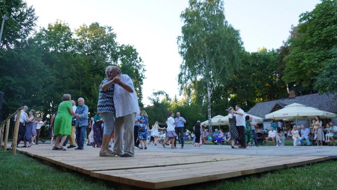 Sielanka na parkiecie w Muzeum Wsi Lubelskiej pod gołym niebem! Za nami kolejna potańcówka w rytmie miejskiego folkloru z Warszawy i Lwowa