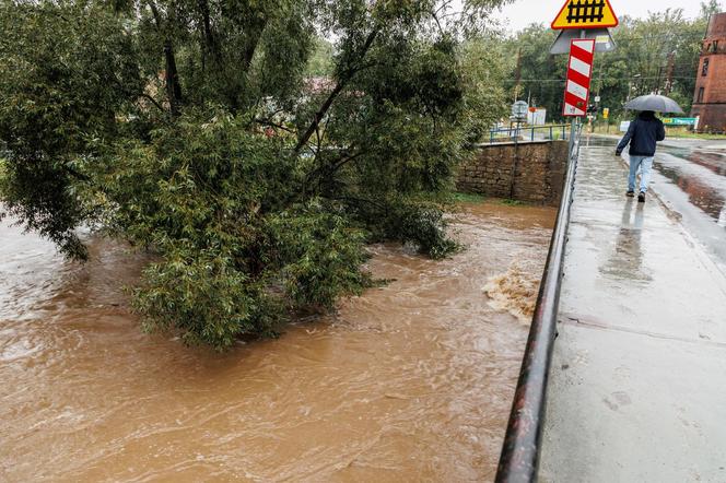 Zalane wsie, ewakuacja, woda na ulicach miasta. Dramatyczna sytuacja na południu Polski. 