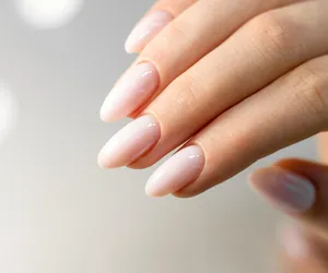 Najpiękniejsze paznokcie na jesień 2023. Manicure na krótkie paznokcie, który skradnie serce niejednej 50-latki. Delikatny i minimalistyczny