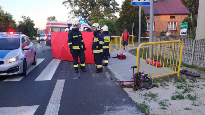 Koszmarny wypadek w Mierzynowie. Rowerzysta nie przepuścił auta. Skończyło się dramatem
