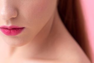 Jesienne trendy w makijażu. Te kolory na ustach i powiekach będą świetnym dopełnieniem ciepłej garderoby