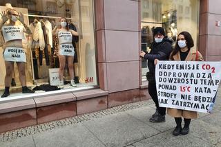 Nagi protest we Wrocławiu! Stop konsumpcjonizmowi powiedzieli aktywiści z Extinction Rebellion Wrocław
