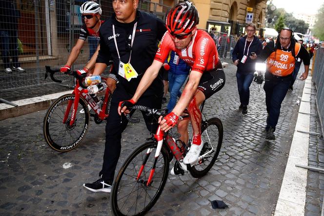 Kraksa na trasie Giro d'Italia! DRASTYCZNE ZDJĘCIE poharatanej nogi znanego kolarza