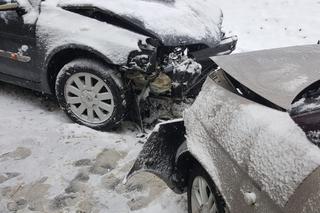 Seria groźnych zdarzeń na drogach po opadach śniegu. Jedna ofiara śmiertelna. Policja apeluje o rozwagę
