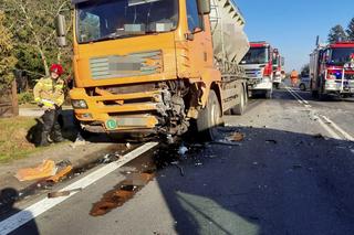 Makabryczny wypadek w Coniewie. Czołowo zderzyła się osobówka z ciężarówką. Nie żyje jedna osoba