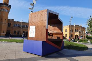 Instalacja stanęła przed Dworem Głównym PKP