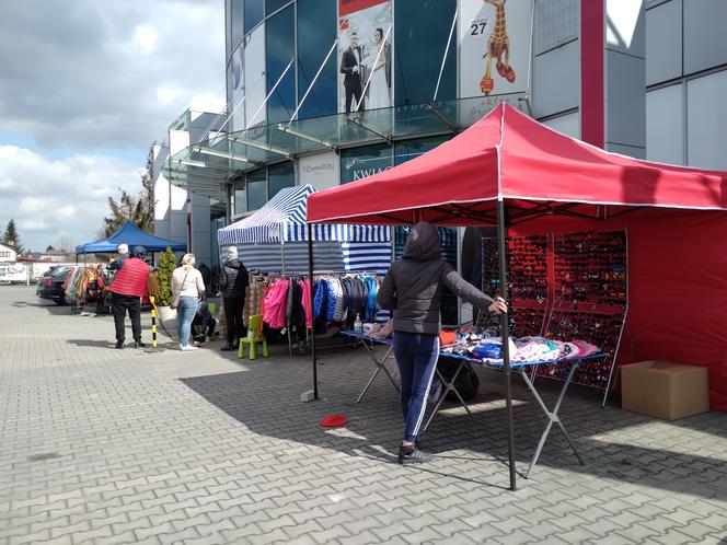 Zamość: Handel przed galerią Revia Park. Sprzedawcy przenieśli się przed galerię