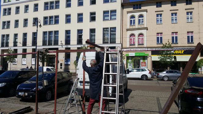 Budki z kwiatami na Placu Wolności w Bydgoszczy znikają