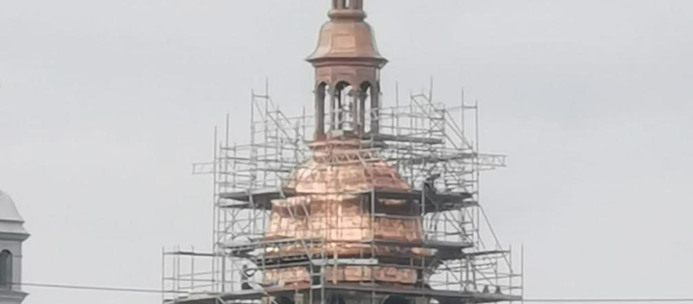 Jedna z wież Bazyliki św. Małgorzaty już prawie gotowa
