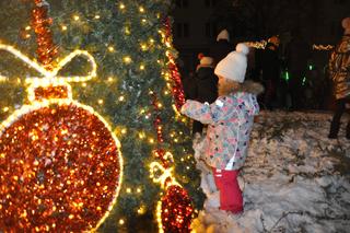 Parada Mikołajów, rozświetlona choinka. Już czuć klimat świąt!