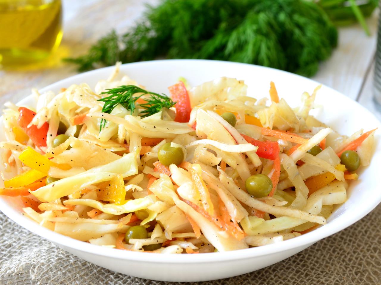 Najlepsza surówka kapuściana: dodaj kilka prostych składników i zajadaj się ze smakiem! 