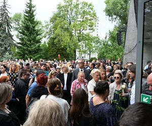 Tłumy żałobników oczekują na pogrzeb joanny Kołaczkowskiej