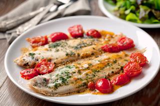 Ryba w pomidorach: przepis kuchni greckiej