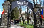 Zamek z serialu Wednesday istnieje naprawdę. Tak w rzeczywistości wygląda Nevermore