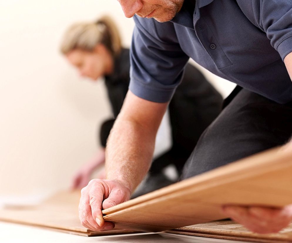 Jak wybrać trwałą i piękną podłogę? Kluczowe cechy desek trójwarstwowych