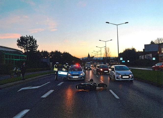 Nowy Sącz. Nastolatek bez prawa jazdy uciekał przed policją. Potrącił go samochód