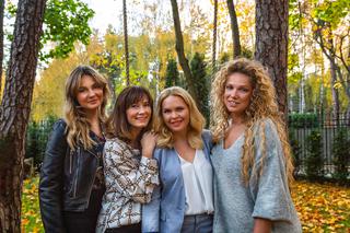 Przyjaciółki 13 sezon. Anka (Magdalena Stużyńska), Patrycja (Joanna Liszowska), Zuza (Anita Sokołowska), Inga (Małgorzata Socha)