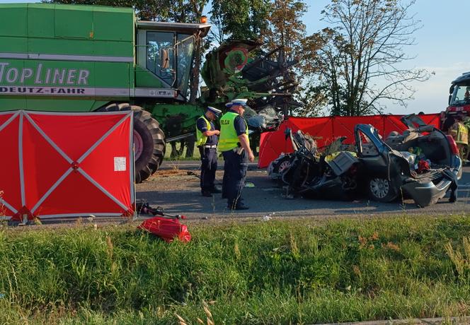 Czołówka osobówki z kombajnem. Jedna osoba nie żyje