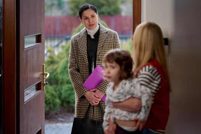 Na Wspólnej, odc 4025. Renata (Marta Jankowska), urzędniczka (Katarzyna Dworak), Zosia (Julia Horyń)