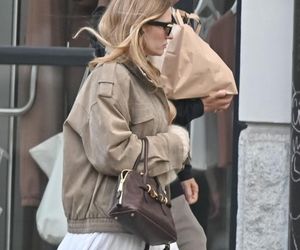 Kuba Wojewódzki z partnerką  na premierze Hamleta