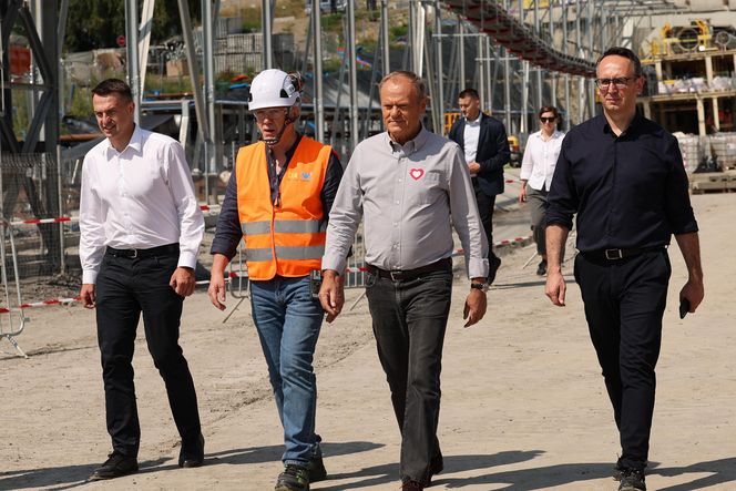 Donald Tusk w Męcinie. Premier odwiedził budowę największego tunelu kolejowego w Polsce