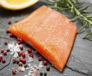 Ma zalety łososia i kosztuje znacznie mniej. Jedz go regularnie, a serce ci podziękuje