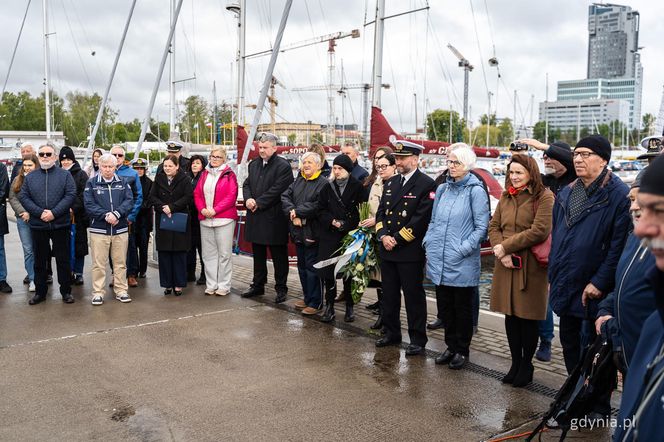 Tablica upamiętniająca Bohdana Sienkiewicza na Alei Żeglarzy w Gdyni