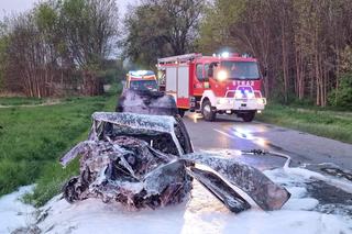  Auto uderzyło w drzewo i stanęło w płomieniach. 46-latek zginął na miejscu!