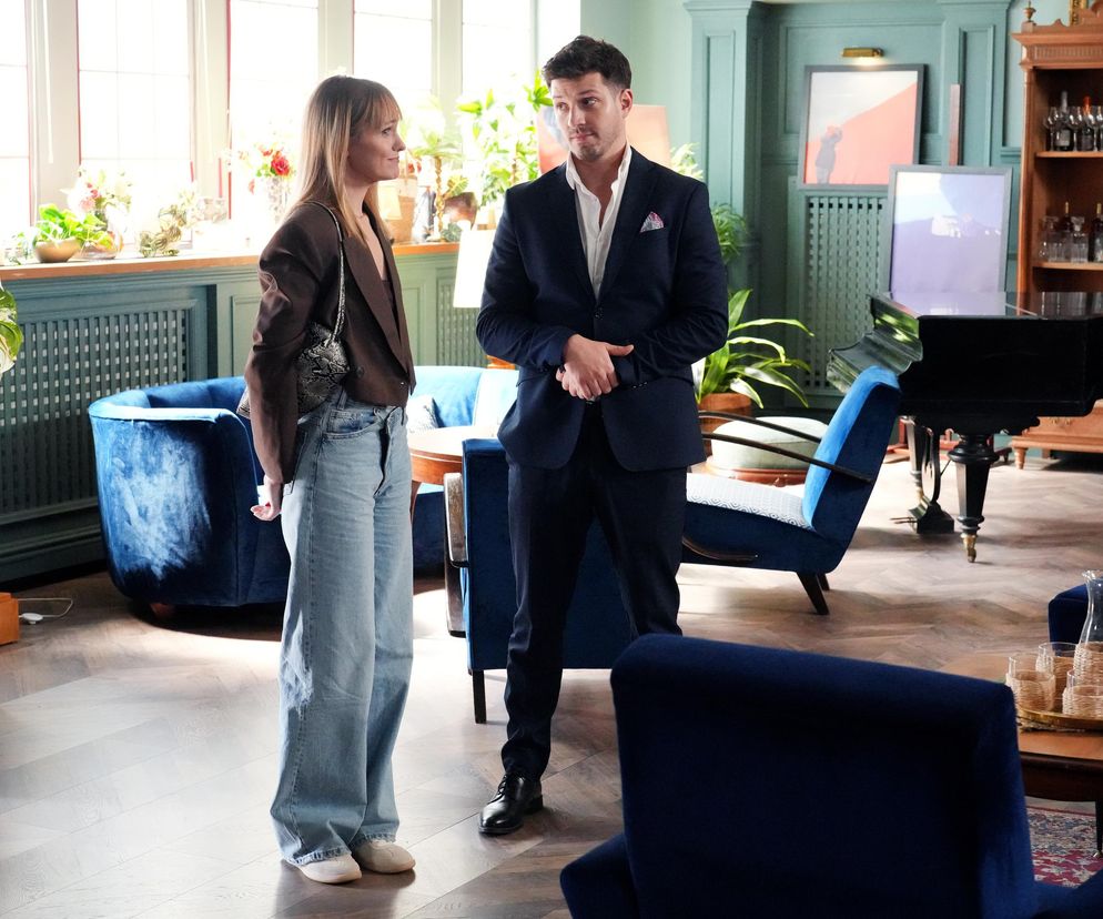 Ola (Michalina Robakiewicz) i Justin (Jasper Sołtysiewicz) z Barw szczęścia rozmawiają w eleganckim wnętrzu hotelu, otoczeni granatowymi fotelami i meblami z ciemnego drewna, co wskazuje na poważną dyskusję, o której więcej przeczytasz na Super Seriale.