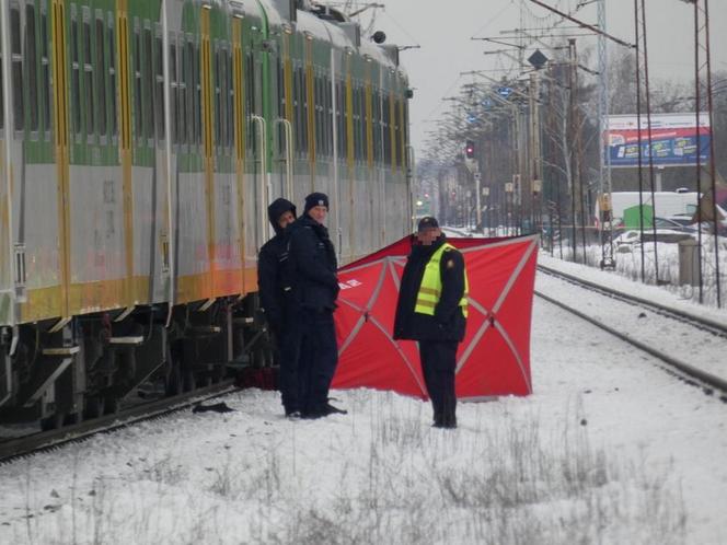 Kolejne potrącenie na „torach śmierci”. Nie żyje mężczyzna. PKP uspokaja i przypomina: „planujemy budowę podziemnych przejść”