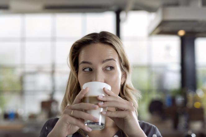 Jak zrobić latte z ekspresu? Spienianie mleka do kawy w ekspresie automatycznym