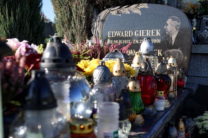 Grób Edwarda Gierka w Sosnowcu tonie w kwiatach na Wszystkich Świętych