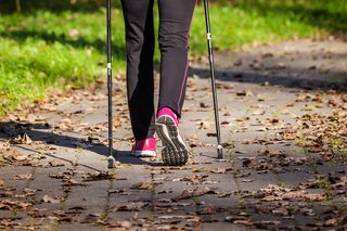 Na co pomaga nordic walking? Długa lista korzyści i zalet 