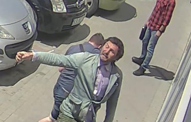 Pobicie pod galerią w Myślenicach. Policja poszukuje sprawcy